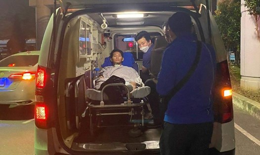 Cựu cầu thủ Trần Ngọc Dũng được đưa về Bệnh viện Tim Hà Nội tiếp tục điều trị. Ảnh: ĐQB