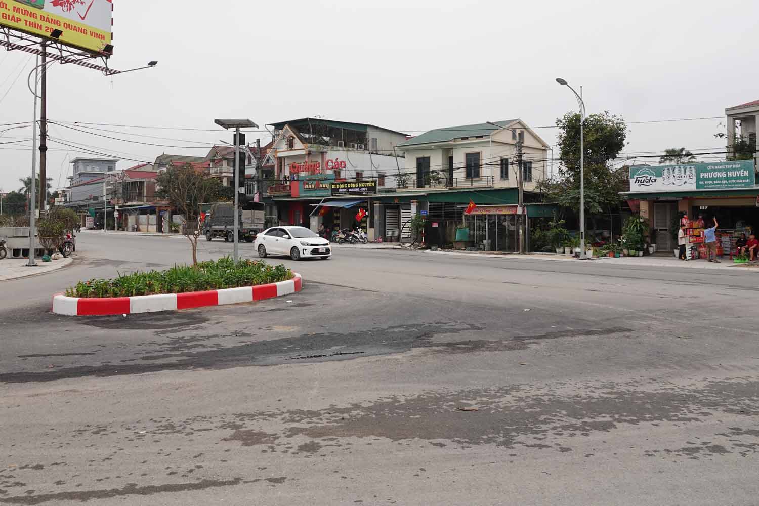 Điểm giao nhau giữa đường Nguyễn Hoành Từ mới mở rộng với đường Hà Huy Tập tạo ra vòng cua lớn, xe tránh nhau dễ dàng. Ảnh: Trần Tuấn.