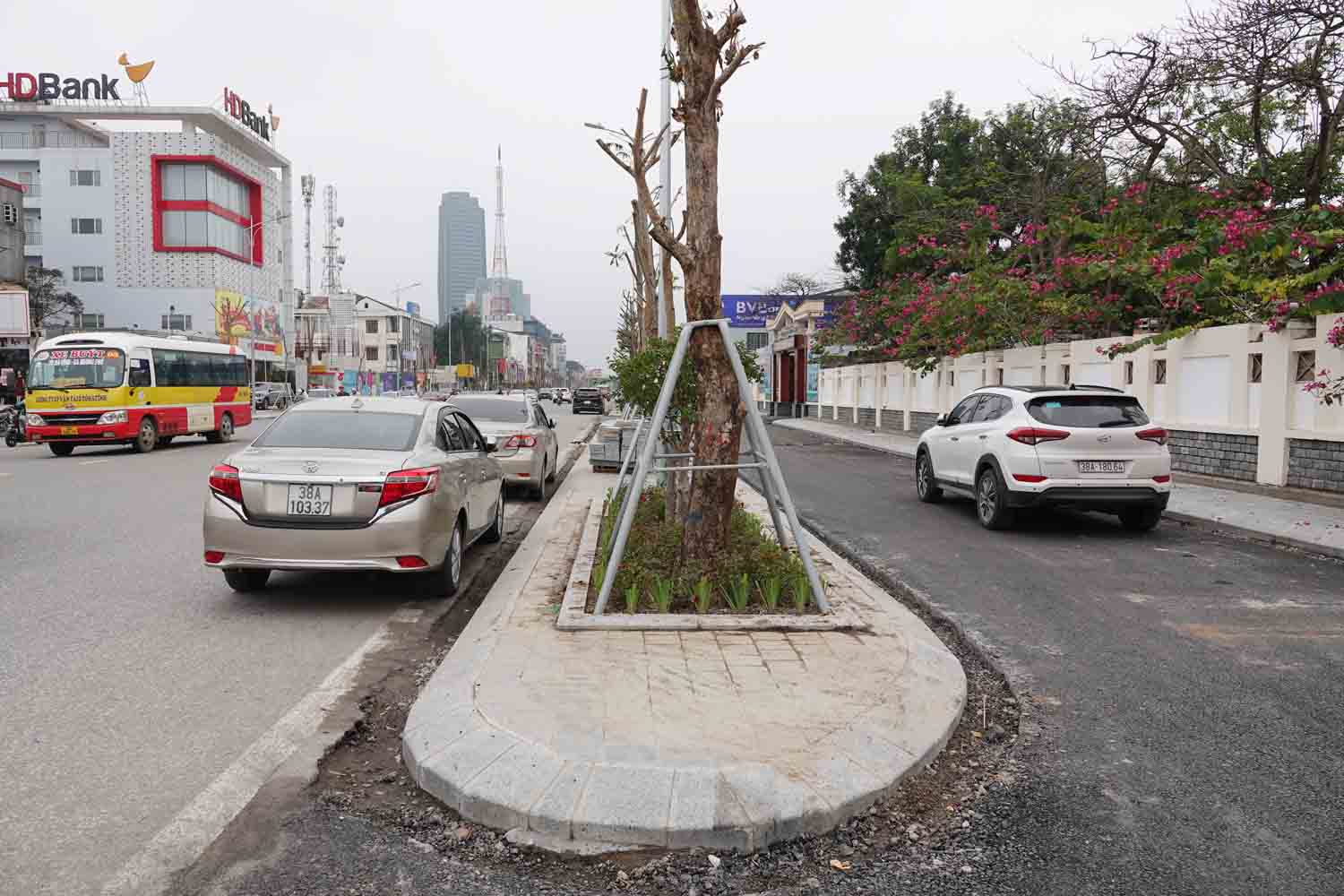 Đường Phan Đình Phùng được mở rộng, đoạn trước cổng trường THPT Phan Đình Phùng có một làn đường gom để phụ huynh đón con đậu xe thuận tiện, đỡ cản trở giao thông. Ảnh: Trần Tuấn.