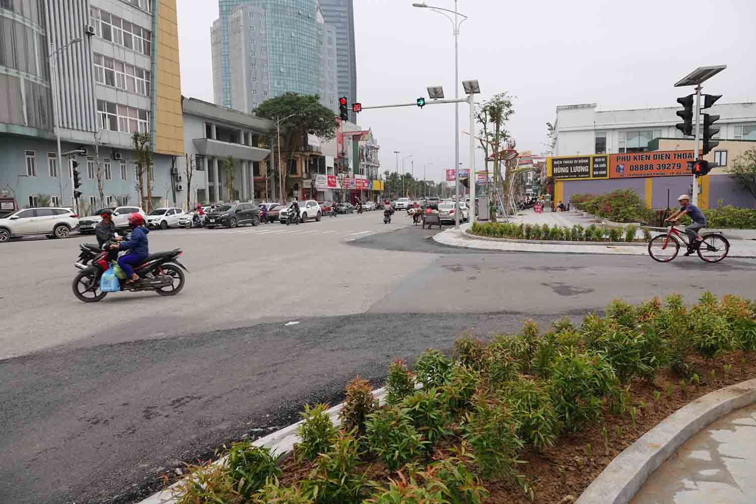 Mở rộng đường ở điểm giao nhau giữa đường Phan Đình Phùng và đường Xuân Diệu nên góc cua rộng đi lại an toàn hơn. Ảnh: Trần Tuấn.