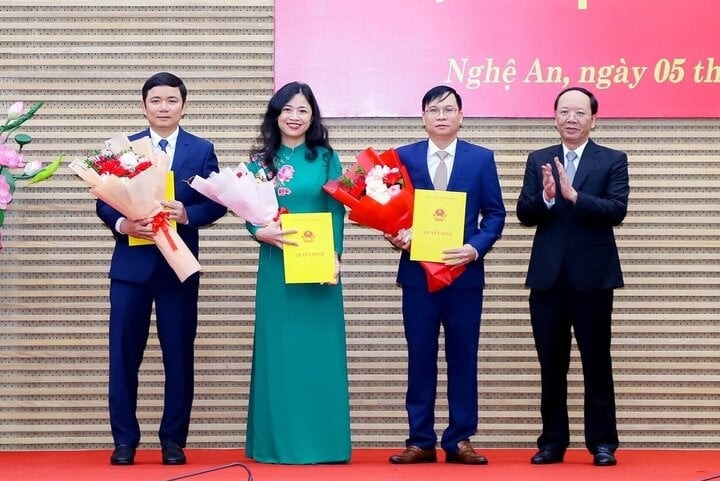 Ông Bùi Thanh An, Phó Chủ tịch UBND tỉnh Nghệ An trao Quyết định, tặng hoa cho các cán bộ được bổ nhiệm. Ảnh: Trần Lộc
