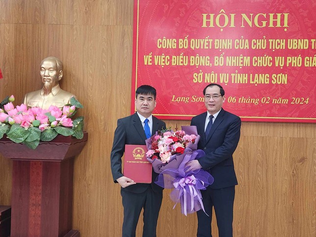 Tân Phó Giám đốc Sở Nội vụ Cao Minh Tuấn (trái) nhận quyết định, hoa của lãnh đạo UBND tỉnh Lạng Sơn. Ảnh: Duy Chiến  