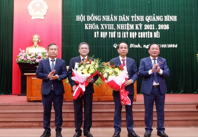 Ông Phan Phong Phú (thứ 2 từ trái qua) được bầu giữ chức vụ Phó Chủ tịch UBND tỉnh Quảng Bình. Ảnh: Bá Cường
