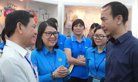 Ông Nguyễn Chí Thành - Tổng Giám đốc Tập đoàn Scavi (góc phải) trao đổi tình hình sản xuất kinh doanh của công ty. Ảnh: Hà Anh Chiến