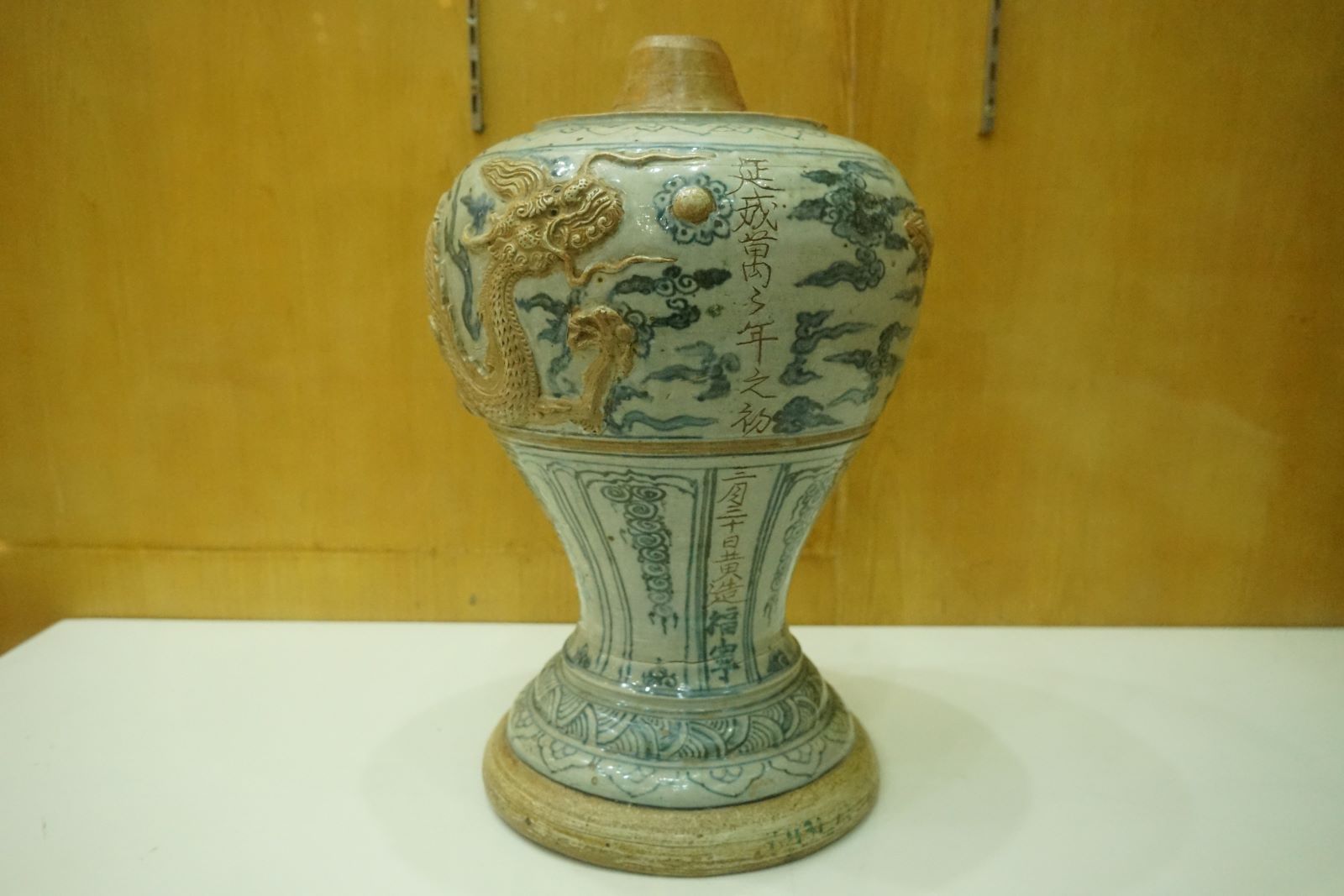 Chân đèn (làm bằng gốm hoa lam) trang trí hình rồng, cổ vật được tạo ngày 30 tháng 3, niên hiệu Diên Thánh I (năm 1578). Ảnh: Quách Du