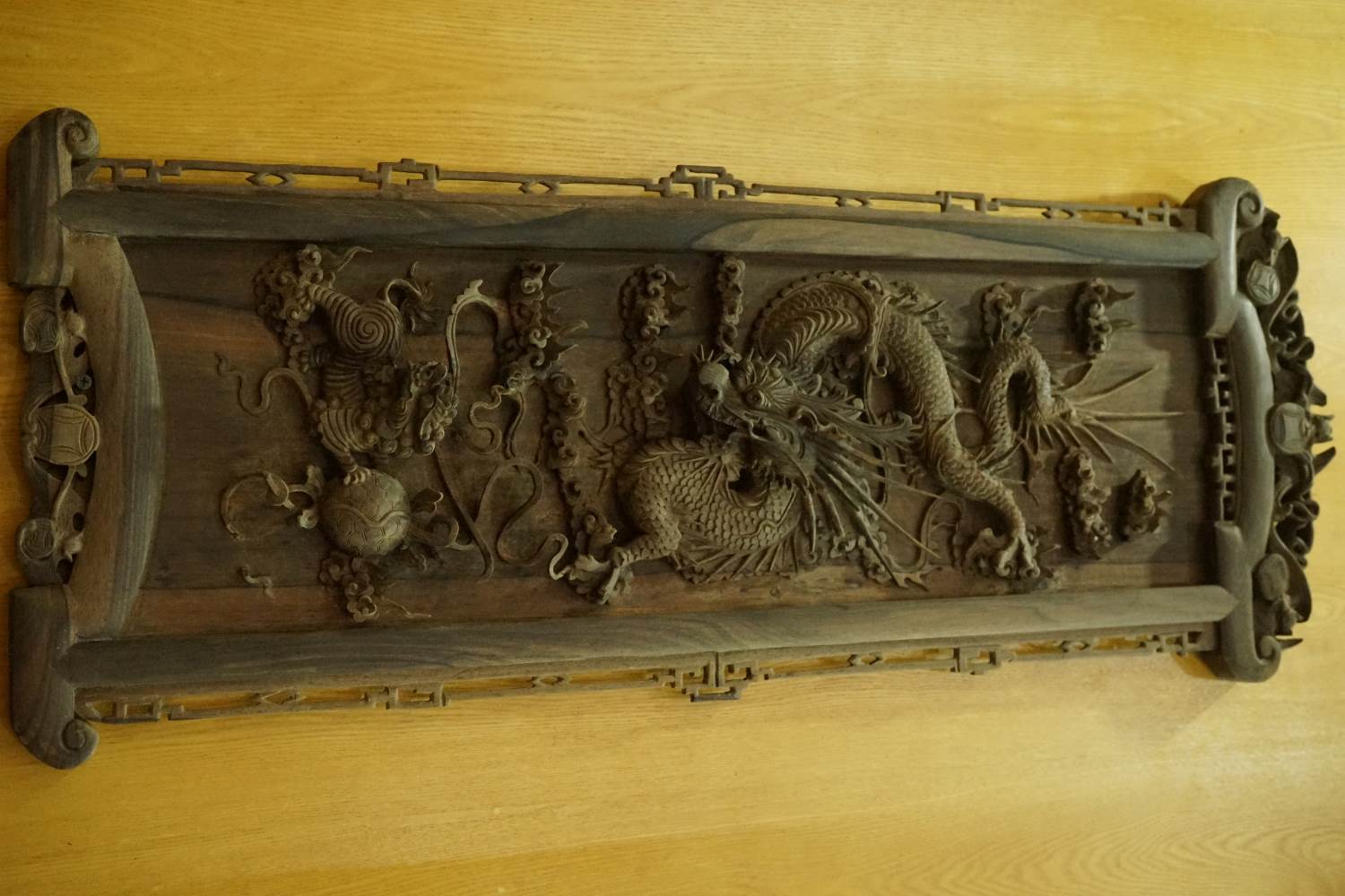 Tranh gỗ trang trí hình tượng rồng (thế kỷ XX) sưu tầm tại Thanh Hóa. Ảnh: Quách Du