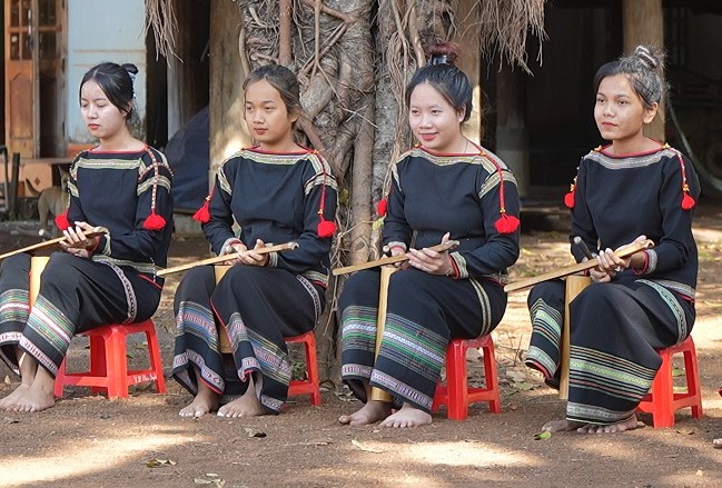 Các bạn trẻ tập chơi Chiêng tre hay còn gọi là Ching kram - theo tiếng Ê Đê. Ảnh: Bảo Trung