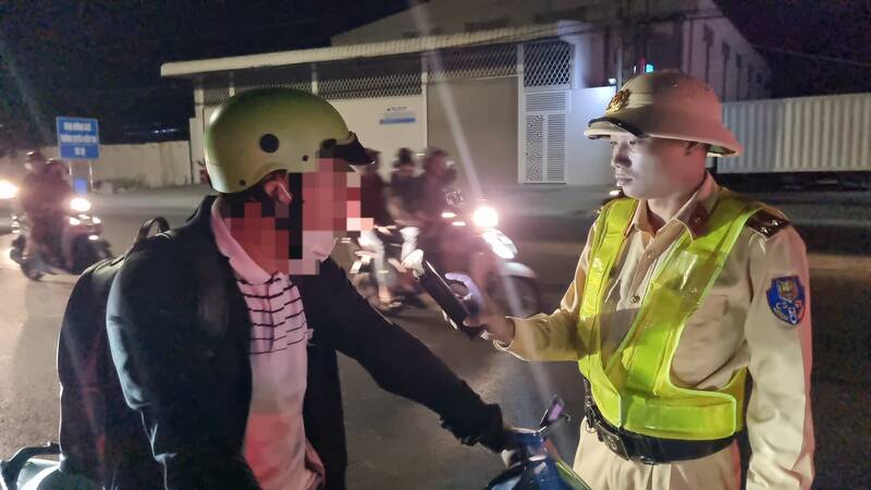 Nhiều người vi phạm nồng độ cồn giải thích lý do vì vui tiệc tất niên tại công ty. Ảnh: Hoàng Lộc