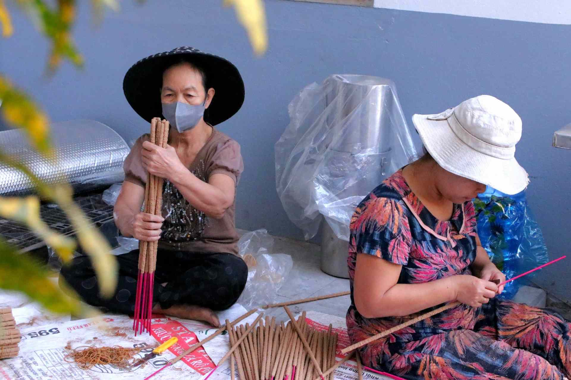 Dịp cận Tết Giáp Thìn 2024, chúng tôi đã ghé thăm làng hương Thủy Xuân (TP. Huế), một địa phương nổi tiếng với nghề truyền thống làm hương, hình thành và phát triển từ thời nhà Nguyễn đến tận ngày nay.