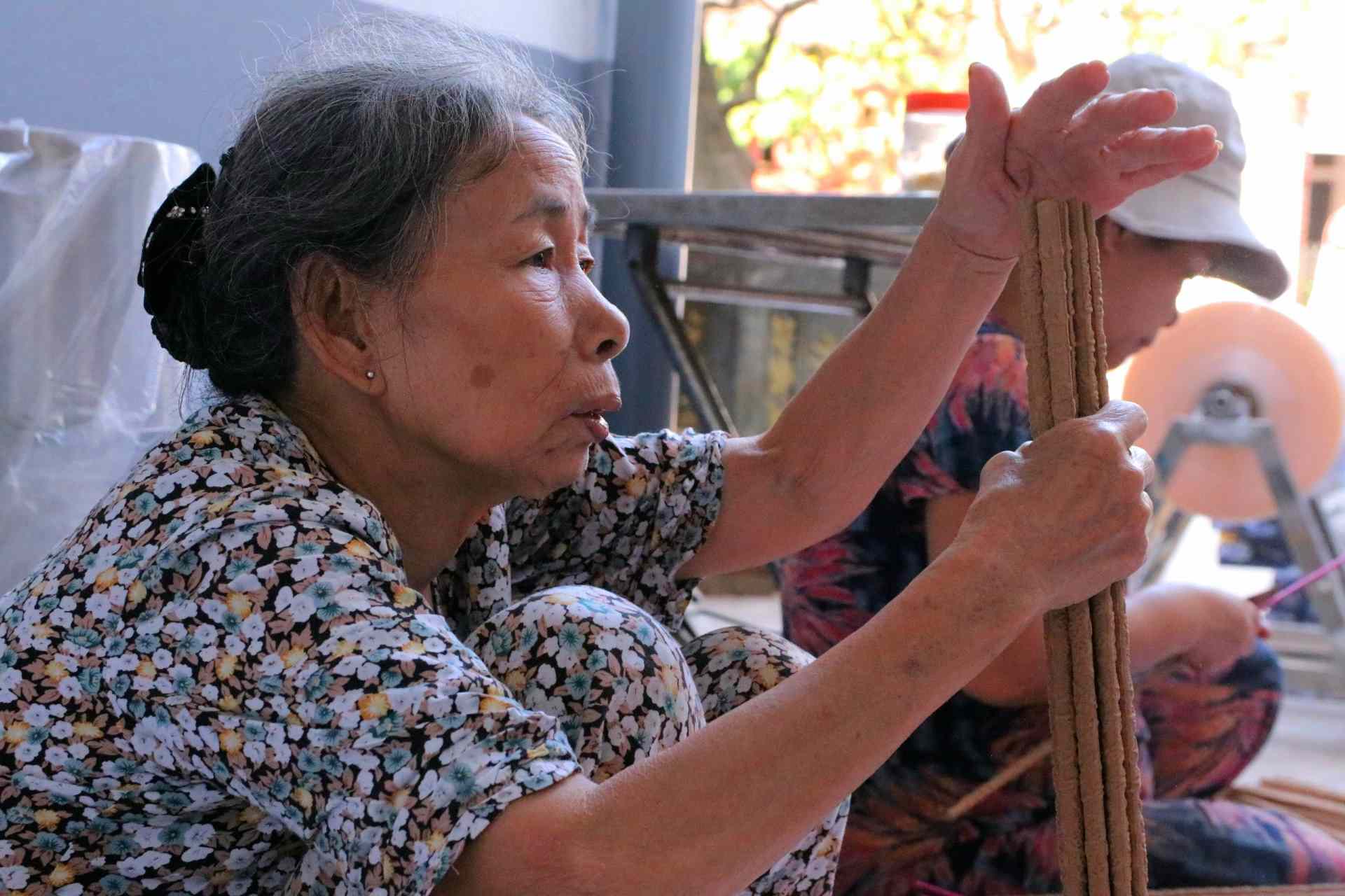 Trong quá trình tìm hiểu làng nghề truyền thống này, phóng viên chúng tôi đã được dịp trò chuyện cùng nhiều nghệ nhân có thâm niên trong nghề làm hương tại Thủy Xuân để tìm hiểu quy trình sản xuất. 
