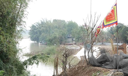 Bờ sông Minh bị sạt lở xâm phạm vào Di tích Đền Cả nên đã được chấp thuận trích 14 tỉ đồng để thực hiện dự án kè khắc phục. Ảnh: Trần Tuấn.