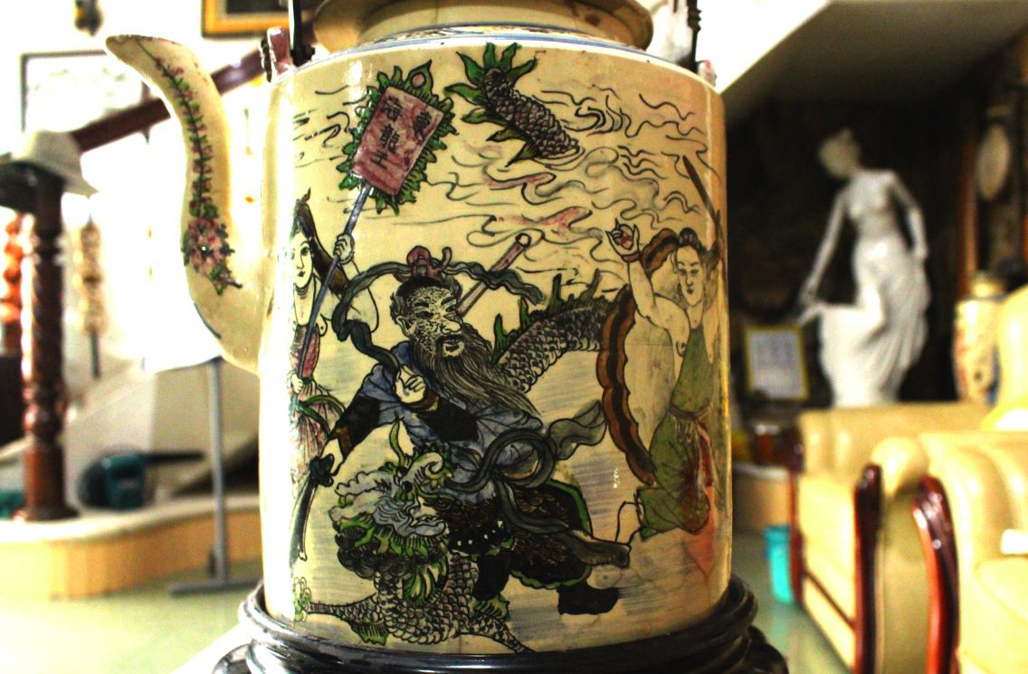 Hình tượng rồng trên ấm trà thuộc dòng gốm Lái Thiêu. Ảnh: Thanh Mai