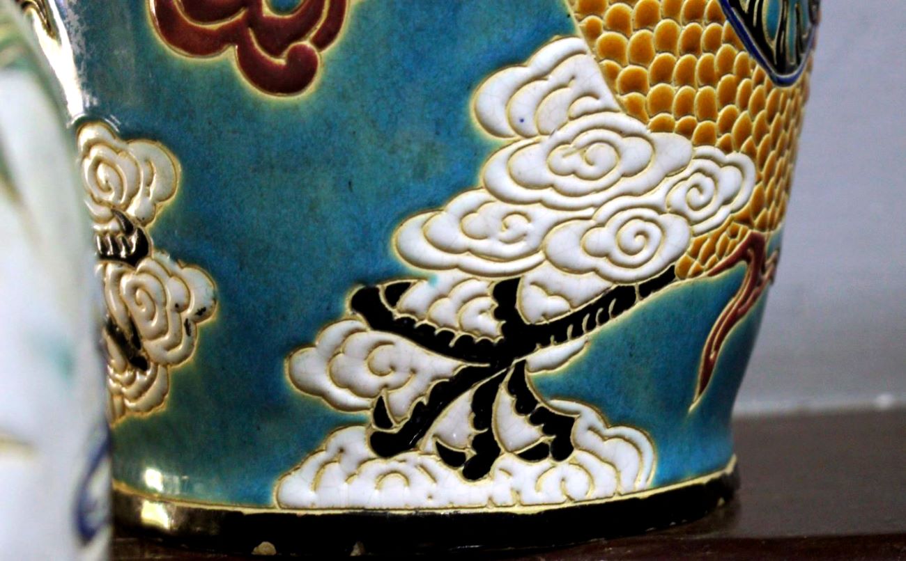 Bàn chân rồng có 5 móng trên sản phẩm gốm màu Biên Hòa. Ảnh: Thanh Mai