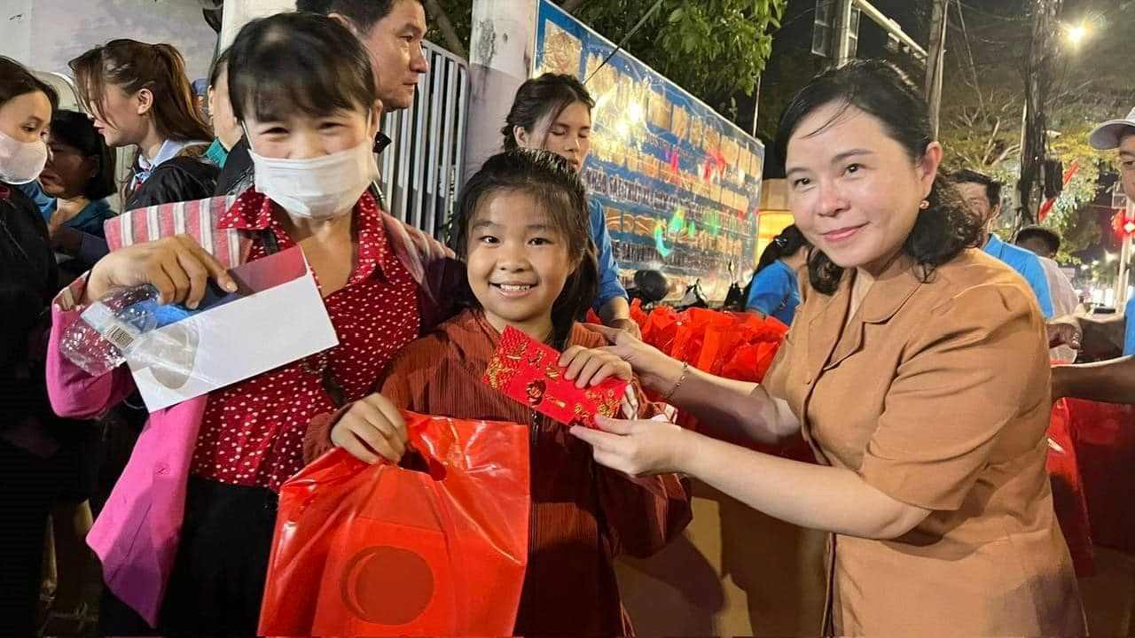 Bà Nguyễn Thị Hương Giang - Chủ tịch LĐLĐ tỉnh Bình Phước tặng quà tiễn công nhân về quê đón Tết. Ảnh: CĐBP