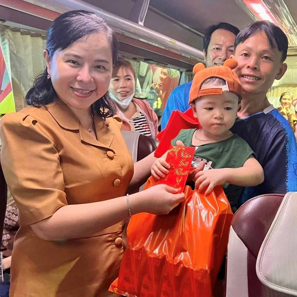 Bà Nguyễn Thị Hương Giang - Chủ tịch LĐLĐ tỉnh Bình Phước tặng quà tiễn công nhân về quê đón Tết. Ảnh: CĐBP