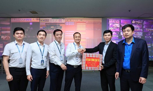 Thứ trưởng Bộ Giao thông Vận tải Lê Anh Tuấn và Chủ tịch Công đoàn Giao thông Vận tải Việt Nam chúc Tết, tặng quà cho cán bộ Trung tâm điều phối khai thác (AOCC) Cảng HKQT Nội Bài: Ảnh: Tạ Hải