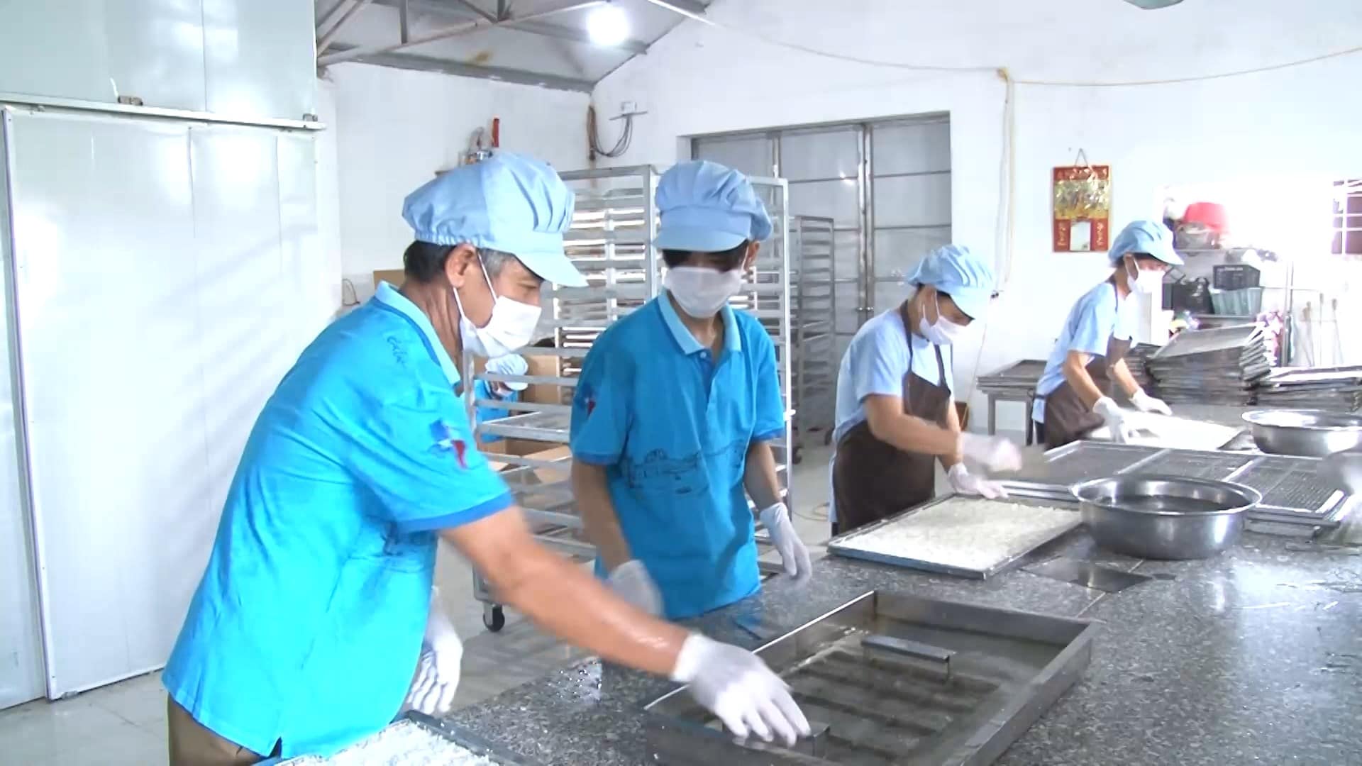 Để gìn giữ, phát huy giá trị văn hóa trong sản phẩm OCOP, tỉnh Ninh Bình đã tập trung phát triển các sản phẩm đặc sản, lợi thế, sản phẩm nghề, làng nghề truyền thống gắn với văn hóa và tri thức bản địa. Ảnh: Nguyễn Trường