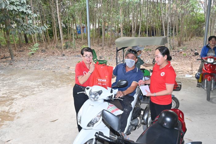 Hội chữ thập đỏ huyện Long Thành hỗ trợ bà con xã Tam An (Đồng Nai) mang quà về nhà đón Tết. Ảnh: Vedan 