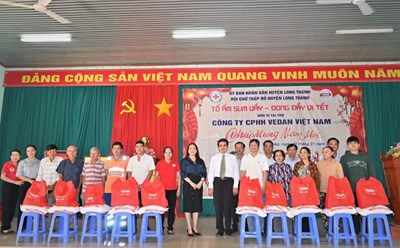 Ông Ko Chung Chih – Phó Tổng Giám đốc Vedan Việt Nam (áo trắng, đứng giữa) cùng cán bộ xã Tân Hiệp, Hội Chữ Thập Đỏ huyện Long Thành trao quà Tết cho bà con tại xã Tân Hiệp, huyện Long Thành, tỉnh Đồng Nai. Ảnh: Vedan