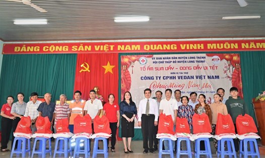 Ông Ko Chung Chih – Phó Tổng Giám đốc Vedan Việt Nam (áo trắng, đứng giữa) cùng cán bộ xã Tân Hiệp, Hội Chữ Thập Đỏ huyện Long Thành trao quà Tết cho bà con tại xã Tân Hiệp, huyện Long Thành, tỉnh Đồng Nai. Ảnh: Vedan