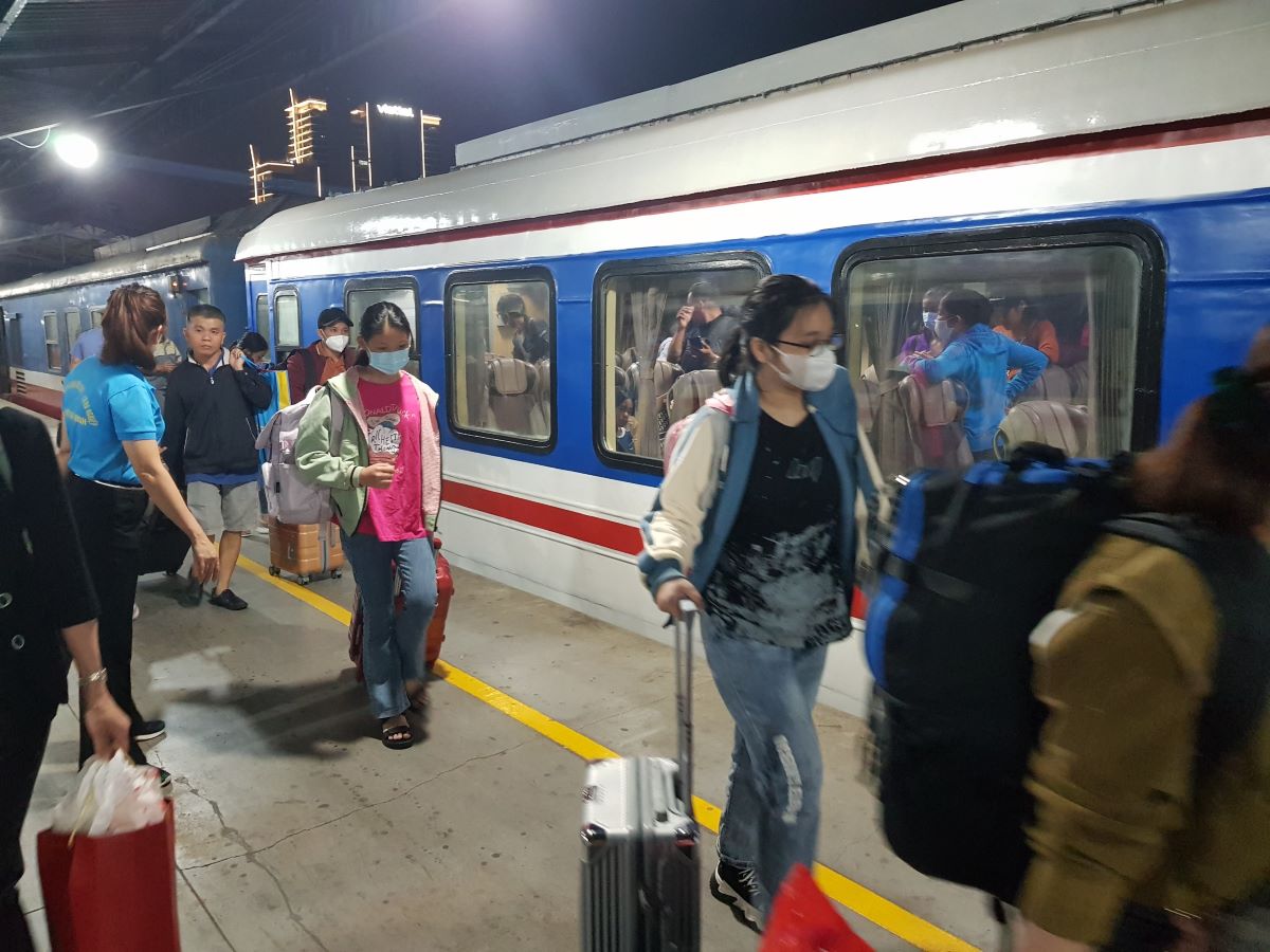 Hành khách lên tàu tại ga Sài Gòn về quê đón Tết Giáp Thìn 2024. Ảnh: Văn Truyền