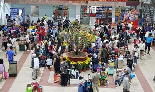 Hành khách đến ga Sài Gòn chờ lên tàu về quê đón Tết. Ảnh: Văn Truyền