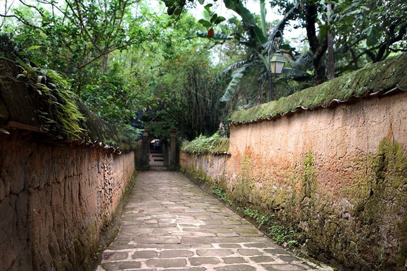 Lối vào cổ kính rêu phong dẫn tới chùa Bổ Đà, Bắc Giang. Ảnh: Đào Bích
