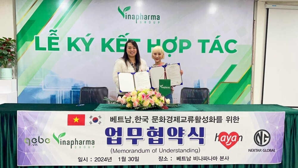 Phó Chủ Tịch HĐQT Vinapharma -bà Nguyễn Thị Diễm Hằng và bà Kim Hayan - CEO của The Hayan, công ty nổi tiếng về chăm sóc da mặt và giáo dục làm đẹp cho người nổi tiếng và người mẫu tại Hàn Quốc. Ảnh: Vinapharma Group