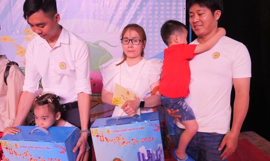 Anh Nguyễn Tự Thi (ngoài cùng bên phải) nhận quà của Công đoàn các KCX-CN TPHCM trong chương trình “Tết Sum vầy - Xuân tri ân” năm 2024. Ảnh: Phương Ngân