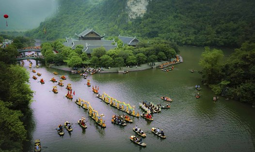 Năm 2023, du lịch Ninh Bình tiếp tục phục hồi và phát triển mạnh mẽ, nằm trong nhóm 15 điểm đến hàng đầu và là 1 trong 10 tỉnh có lượng khách đến cao nhất cả nước. Ảnh: Trường Huy