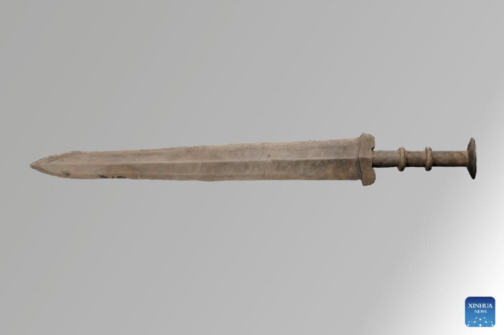 Một thanh kiếm đồng được khai quật tại di chỉ Nanshan ở Thiệu Hưng, tỉnh Chiết Giang, Trung Quốc. Ảnh: Xinhua