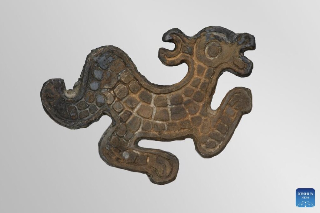 Vật trang trí bằng đồng được khai quật tại di chỉ khảo cổ Nanshan thuộc khu phức hợp Tingshan ở Thiệu Hưng, tỉnh Chiết Giang, Trung Quốc. Ảnh: Xinhua