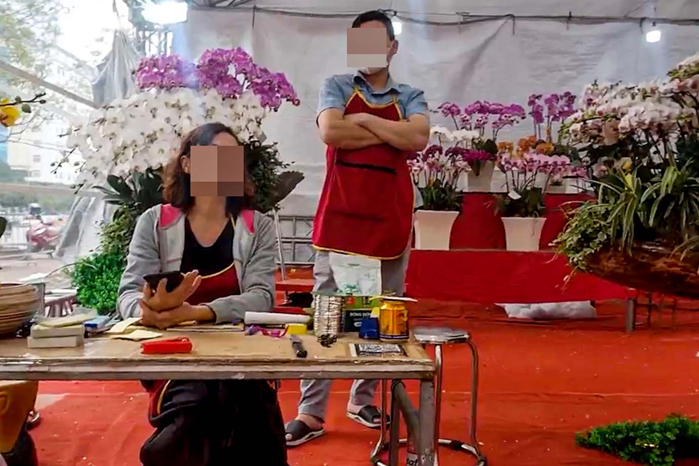 Nhiều tiểu thương kinh doanh trong chợ hoa xuân tại ô đất E5 Dương Đình Nghệ cho biết phải chi hàng chục triệu đồng để có mặt bằng bán hàng Tết. Ảnh: Nhóm PV.