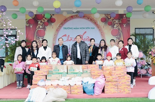 Lãnh đạo Liên đoàn Lao động tỉnh Bắc Giang trao tặng quà cho học sinh và cô giáo Trường Mầm non Sơn Hải, huyện Lục Ngạn