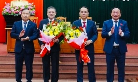 Lãnh đạo tỉnh Quảng Bình chúc mừng ông Phan Phong Phú (thứ 2 từ trái qua) và ông Phan Mạnh Hùng nhận nhiệm vụ mới. Ảnh: Tâm Đức