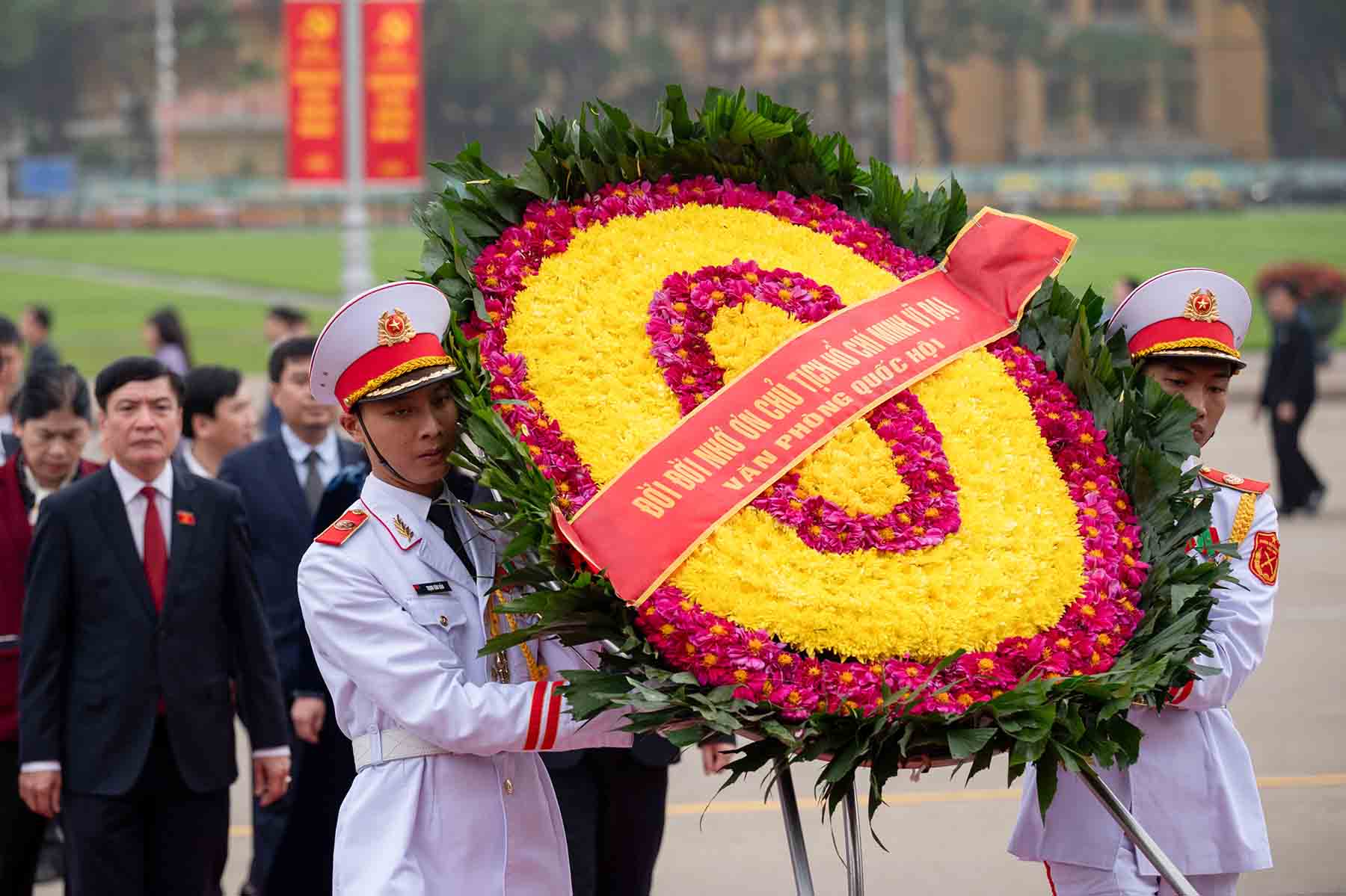 Đoàn đại biểu đặt vòng hoa, vào Lăng viếng Chủ tịch Hồ Chí Minh. Ảnh: Phạm Thắng 