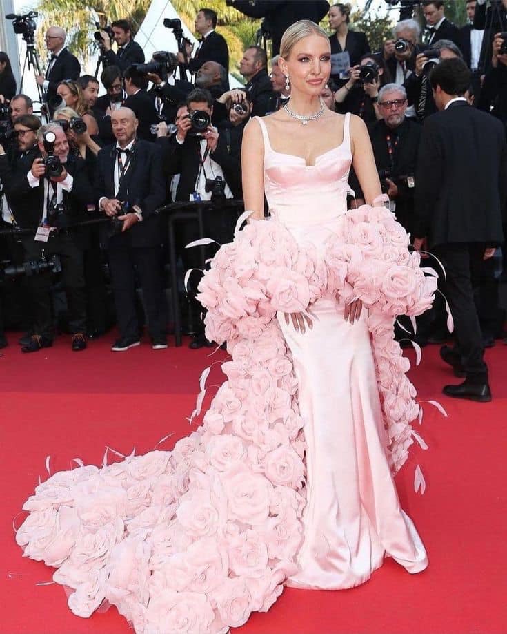 Leonie Hanne diện thiết kế hoa hồng từ nhà mốt thế giới tại thảm đỏ Liên hoa phim Cannes 2023. Ảnh: Naver.
