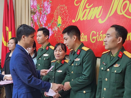 Phó chủ tịch Ngọ Duy Hiểu tặng quà cán bộ, chiến sỹ Bộ Tư lệnh Bảo vệ Lăng. Ảnh: Minh Hạnh 