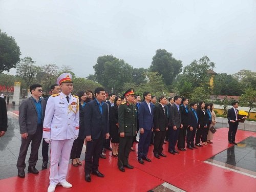 Đoàn công tác của Tổng LĐLĐ Việt Nam viếng Tượng đài Bắc Sơn. Ảnh: Minh Hạnh