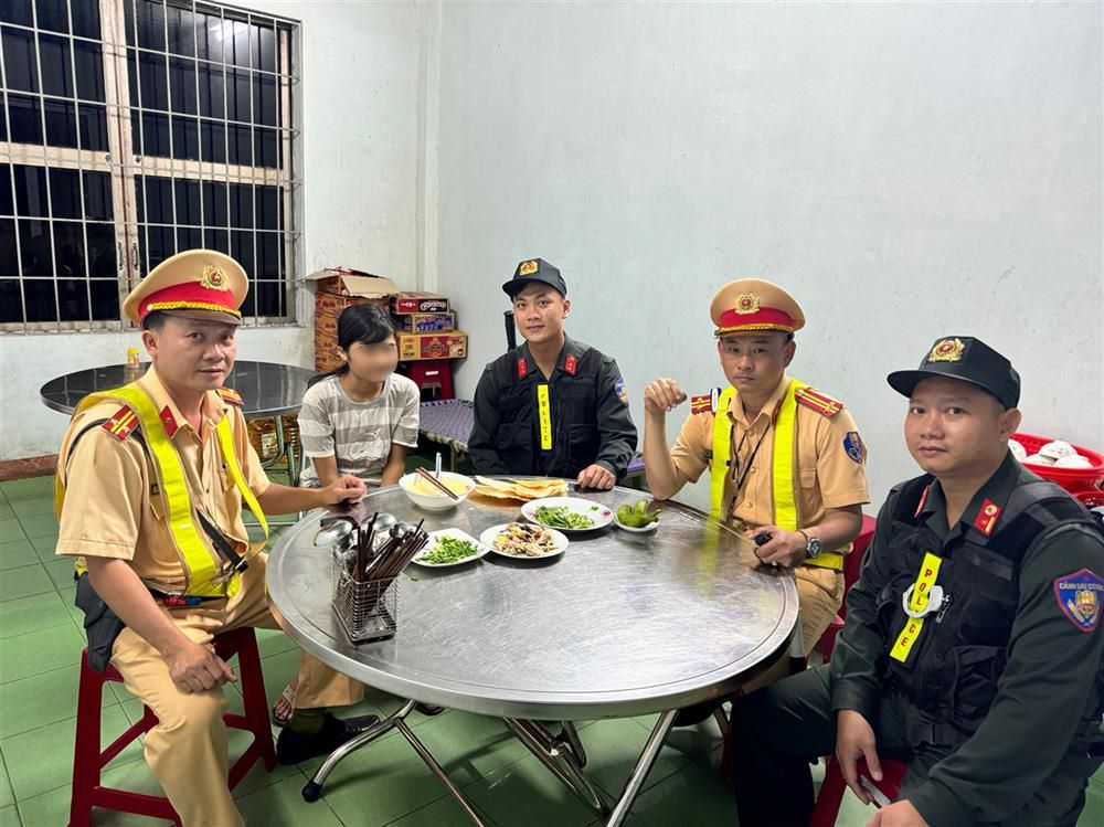 Lực lượng Cảnh sát giao thông giải cứu bé gái bị dụ dỗ vào Nam. Ảnh: Bocongan.gov.vn
