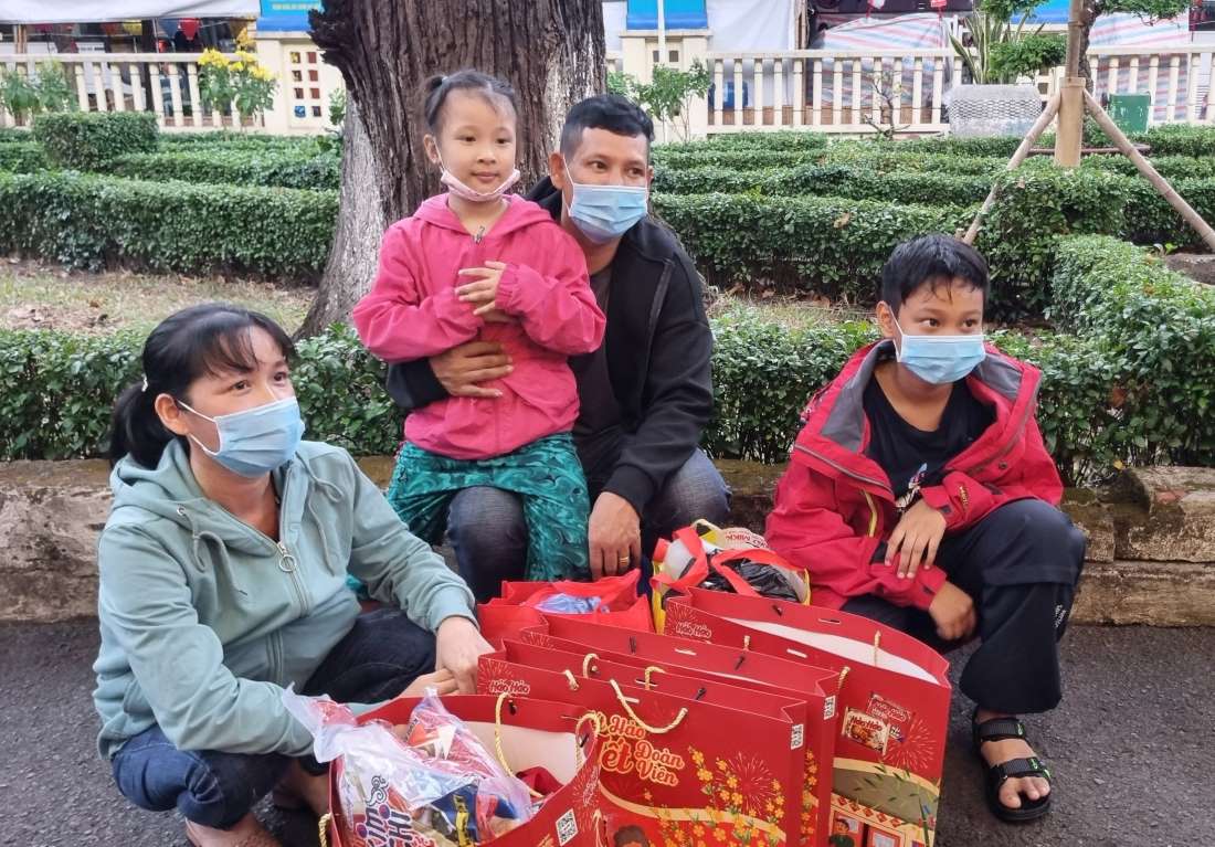 Gia đình chị Nguyễn Thị Cẩm, kiểm tra lại đồ đạc trước khi lên xe về quê. Ảnh: Phương Ngân