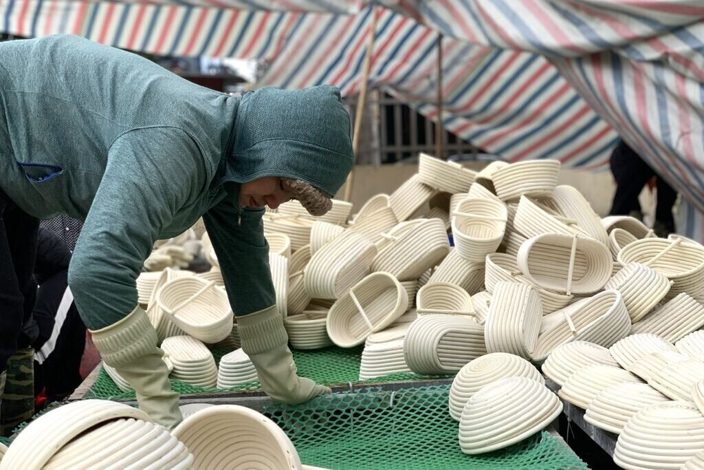Người dân làng nghề mây tre đan hối hả vụ sát Tết. Ảnh: Thu Thuỷ.