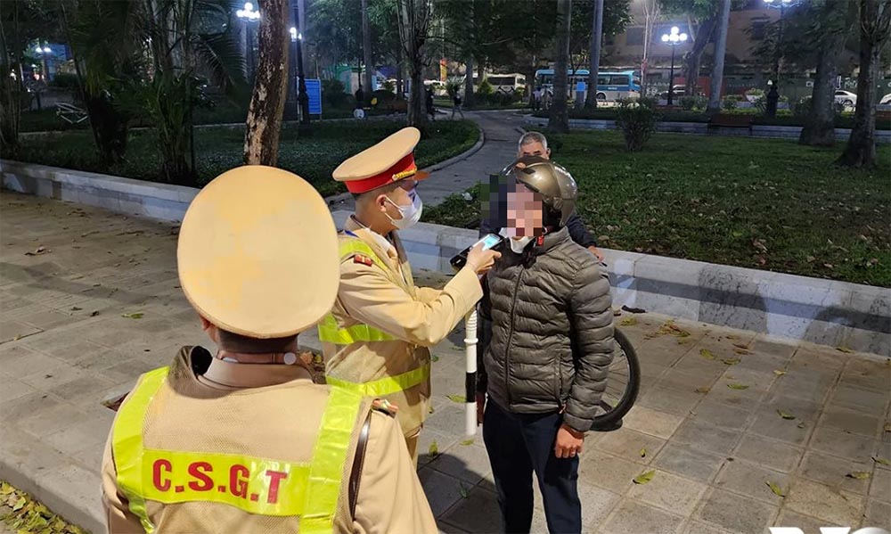 Tổ công tác làm nhiệm vụ tuần tra, kiểm soát vi phạm nồng độ cồn tối 5.2. Ảnh: Công an cung cấp