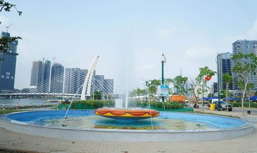 Đài phun nước ở công viên ven sông Sài Gòn.  Ảnh: Minh Quân