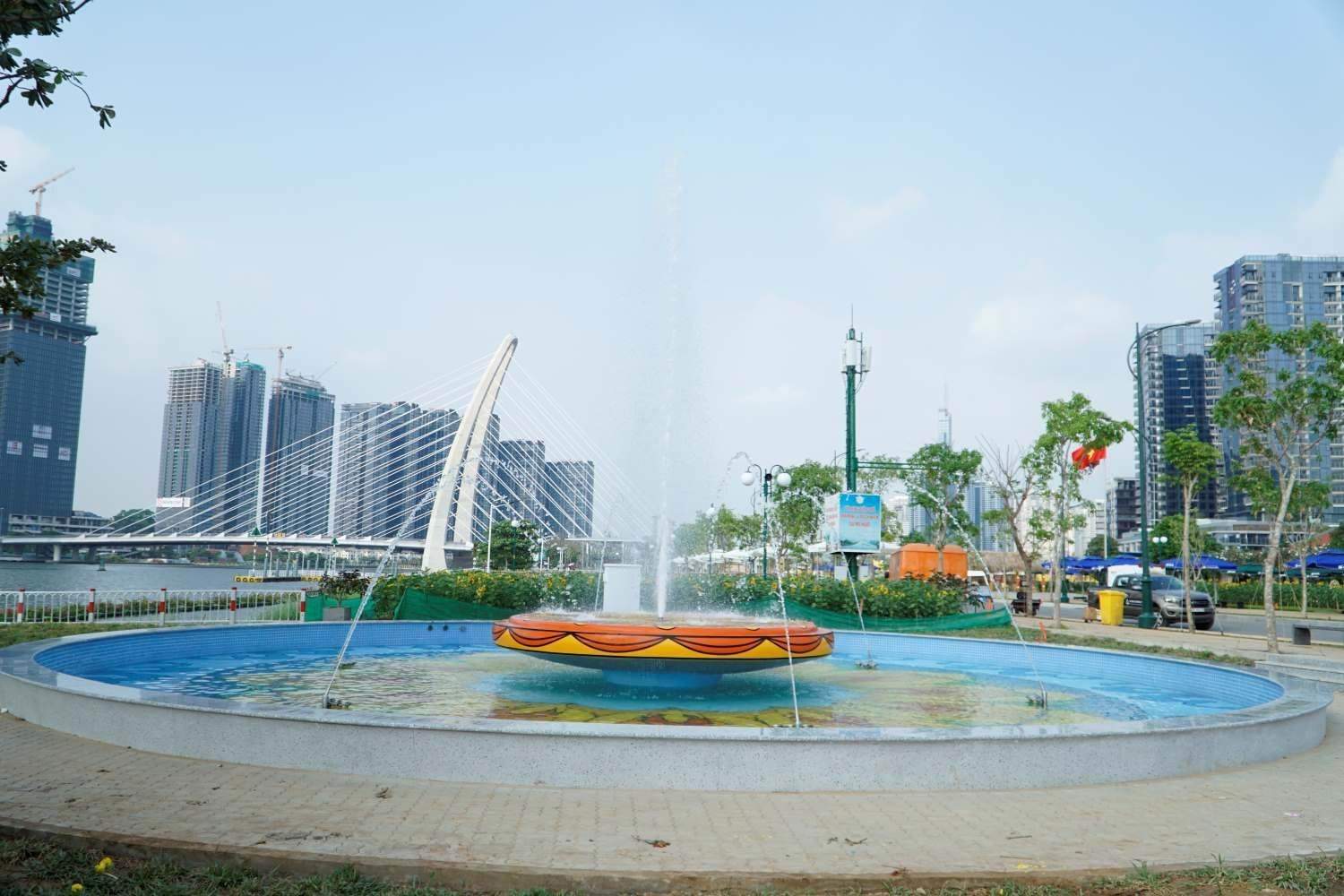 Nằm sát bờ sông Sài Gòn, khu vực giữa công viên, một hạng mục mới là đài phun nước đã hoàn thành và đưa vào hoạt động. Đây là một trong những hạng mục nhận được sự chú ý của khá nhiều người.  Đài phun nước được thiết kế hình tròn, ở giữa vẽ hoa văn hình hoa hướng dương. Vào buổi tối, các bóng đèn bên trong với nhiều màu sắc khác nhau sẽ được thắp sáng.