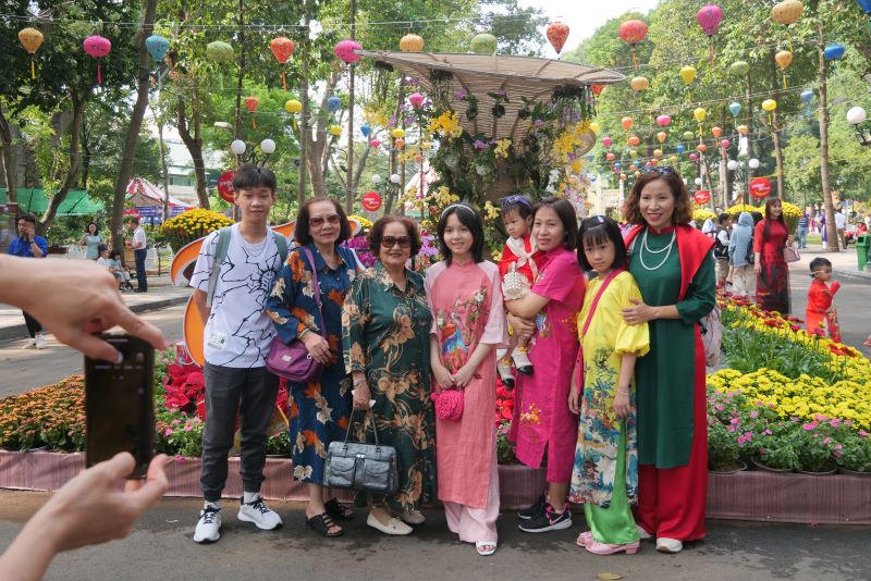 Nhiều gia đình đến Hội hoa Xuân tham quan, chụp hình trong ngày đầu Hội hoa Xuân mở cửa đón khách. 