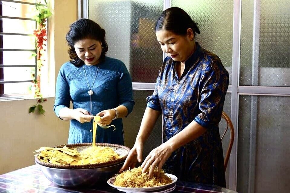 Nghệ nhân Phạm Thị Hoà (bên phải) nổi danh với tài nấu cỗ ở Bát Tràng. Ảnh: Thu Thuỷ.