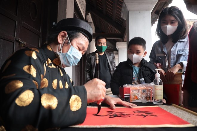 Mỗi dịp Tết đến, xuân về, nhiều người thường đi xin chữ các ông đồ. Ảnh: Tạ Quang