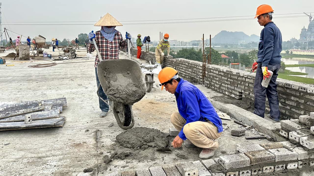 Công trường đang thi công dự án xây dựng trường Mầm non Ninh Nhất, xã Ninh Nhất (thành phố Ninh Bình). Ảnh: Nguyễn Trường