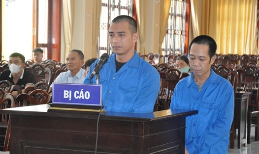 Hai bị cáo (Toản bên trái, Hiển bên phải) tại phiên tòa. Ảnh: Công an tỉnh Hải Dương